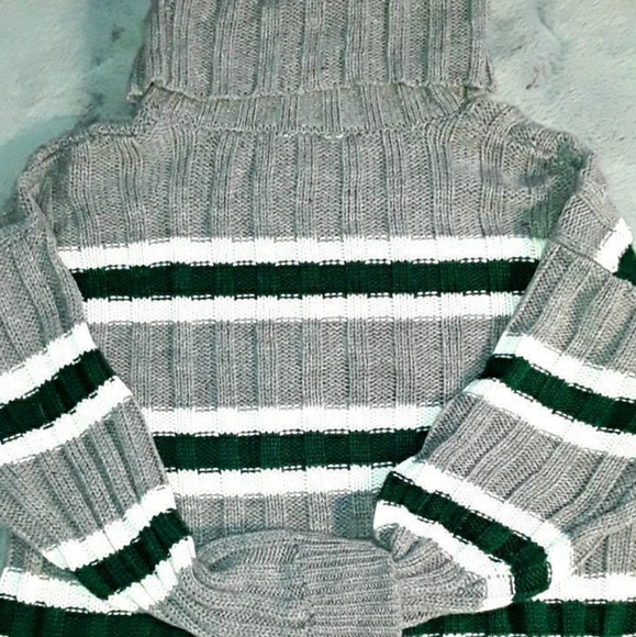 Turtle neck knitted sweater - comes with free item - Picture 1 of 1